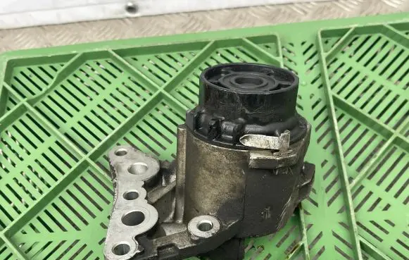 Lexus CT 200H Oil filter cover 