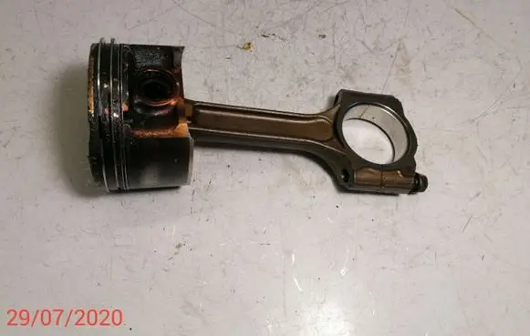 Nissan Qashqai Piston with connecting rod