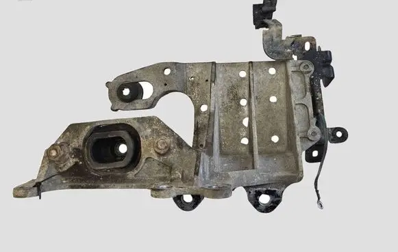 Nissan Qashqai Engine mount bracket 8200358147 8200395661