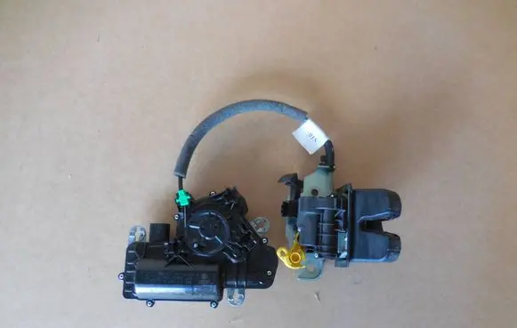 Volkswagen Tiguan Tailgate boot lock/latch motor 5NA
