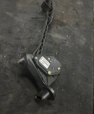 Volvo V70 Accelerator throttle pedal 69999908