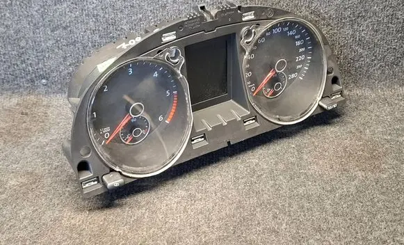Volkswagen PASSAT CC Speedometer (instrument cluster) 3C8920880L