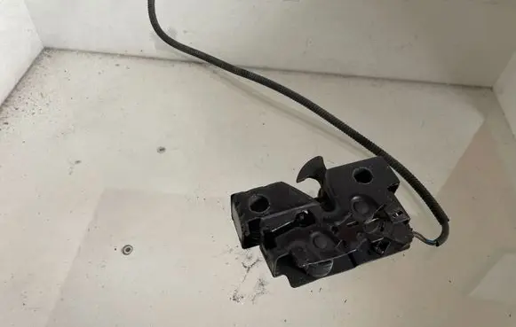 Volkswagen Touran II Engine bonnet/hood lock/catch 