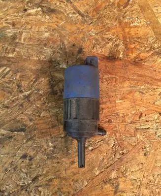 Volvo S40, V40 Windscreen/windshield washer pump