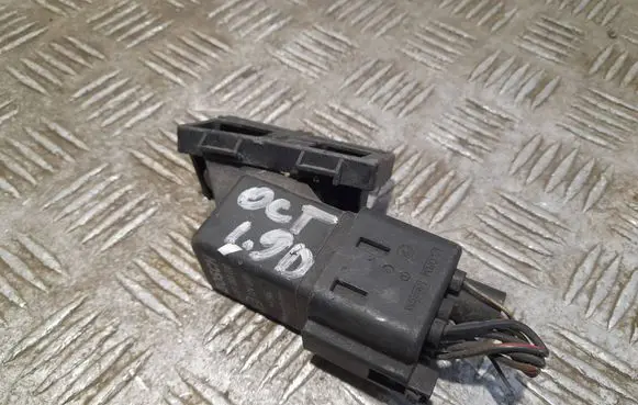 Skoda Octavia Mk2 (1Z) Glow plug pre-heat relay 038907281D
