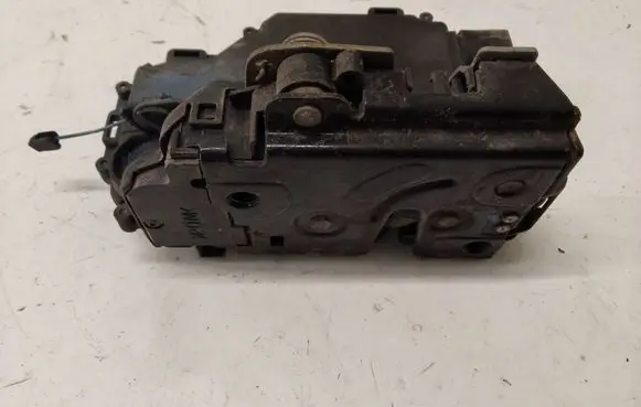 Volkswagen PASSAT B5 Rear door lock 3B4839016A