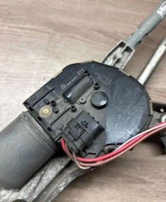 Front wiper linkage and motor