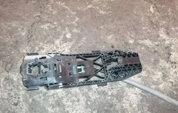 Volkswagen Up Front door exterior handle/bracket 5N0839885H