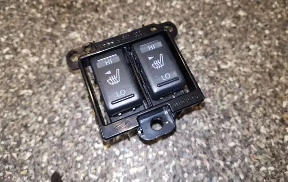 Nissan Juke I F15 Seat heating switch
