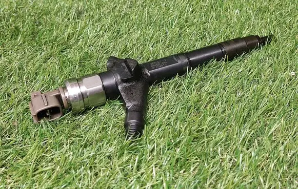 Nissan Almera N16 Fuel injector AW400 AW400AW4 01E04515