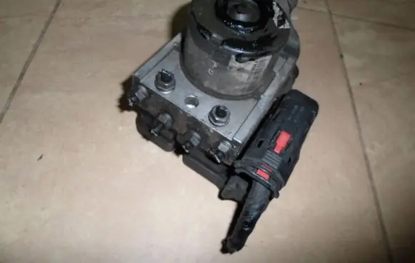 Volkswagen Golf V ABS Pump 1K0907379N