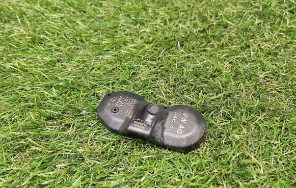 Volkswagen PASSAT B7 Tire pressure sensor 3AA907275