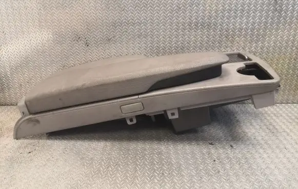 Mercedes-Benz C W204 Armrest 2046801339