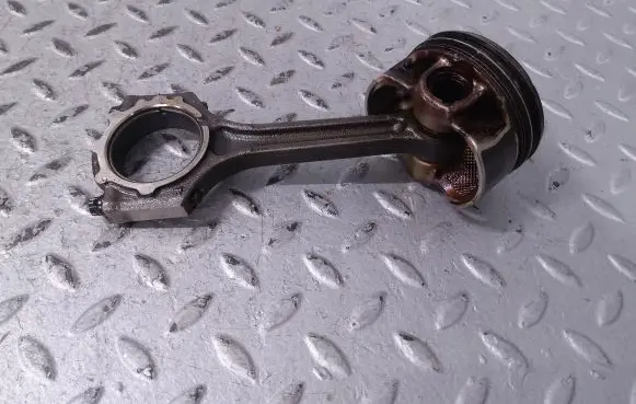 Hyundai Bayon Piston with connecting rod 2351007800 2304107802