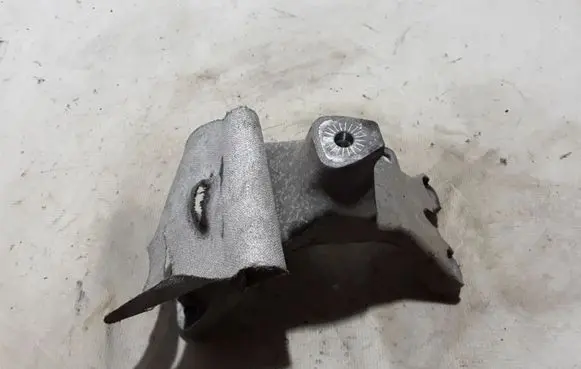 Engine mounting bracket