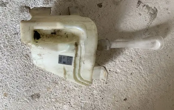 Nissan Primera Windshield washer fluid reservoir/tank 28910AU400