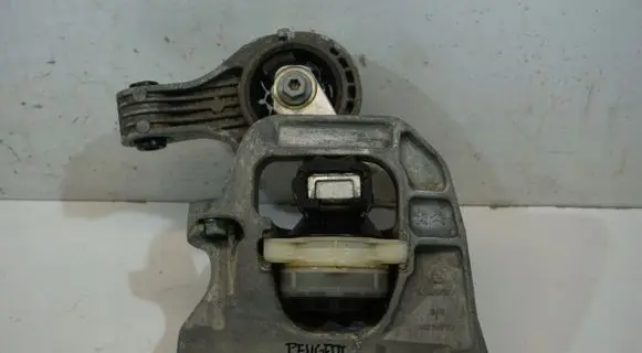 Peugeot 3008 II Engine mount bracket 