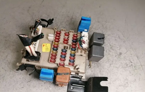 Nissan Primera Fuse module 24350AV700
