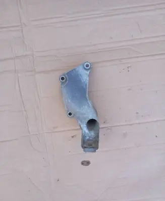 Engine mounting bracket