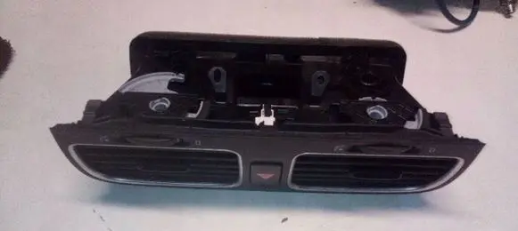 Volkswagen Golf VI Dash center air vent grill 5K0815736