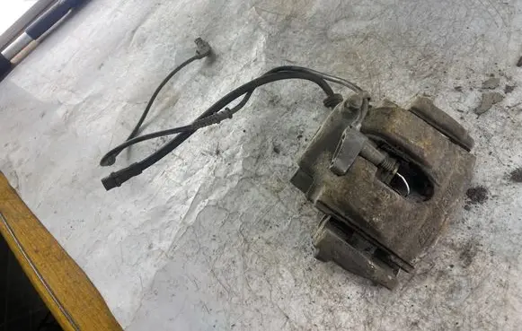 Mercedes-Benz E W210 Front brake caliper