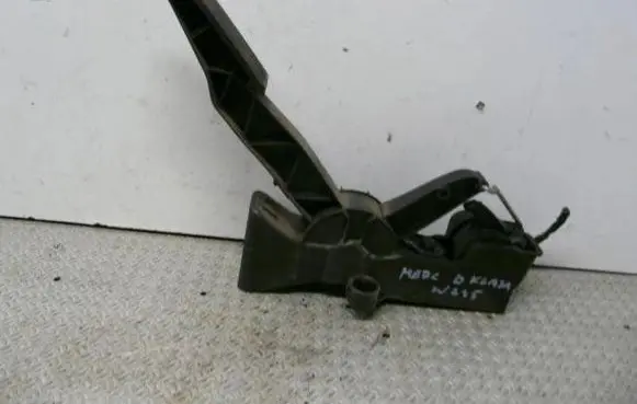 Mercedes-Benz B W245 Accelerator throttle pedal a1693000104