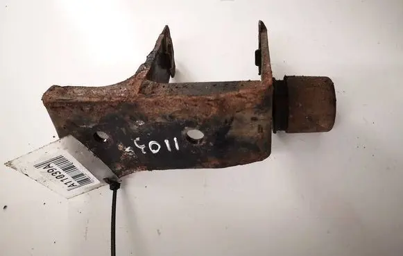 Toyota Avensis T250 Engine mounting bracket 