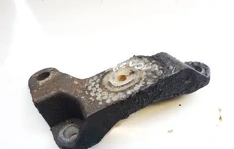 Engine mounting bracket