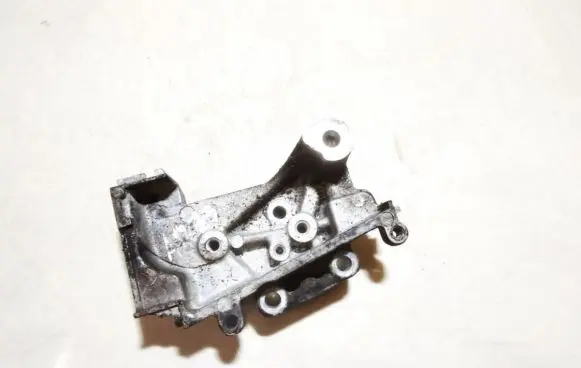 Engine mounting bracket