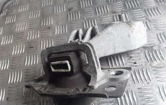 Nissan Qashqai Engine mount bracket F6036100