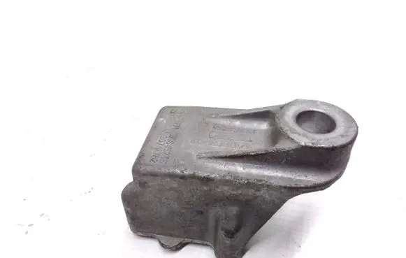 Volvo XC90 Engine mounting bracket 30645245 30741762