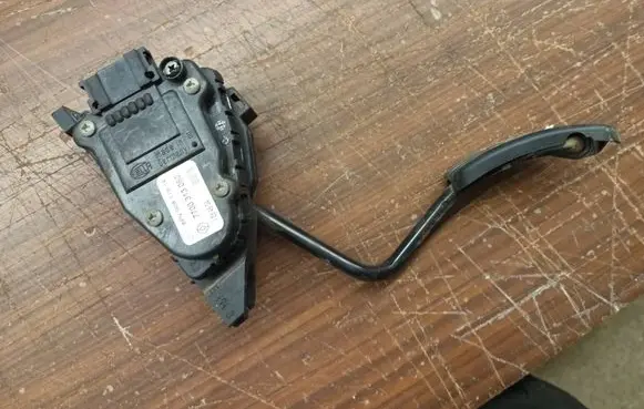 Renault Trafic II (X83) Accelerator throttle pedal 7700313060