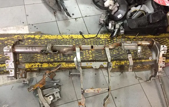 Ford Turneo Courier Dashboard cross member/frame bar 