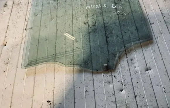 Mazda 3 I Rear door window glass