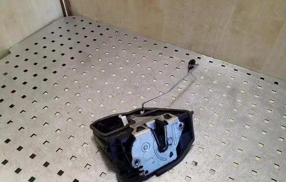 BMW X3 E83 Front door lock