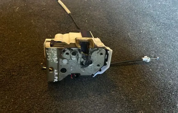 Opel Combo D Front door lock 51975078