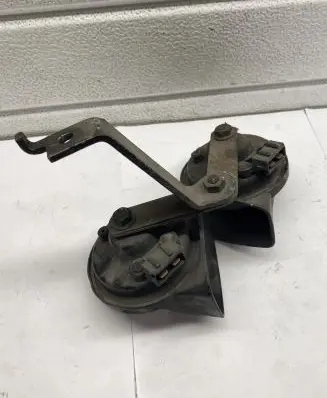 Audi A6 S6 C4 4A Horn signal 4A0951229H