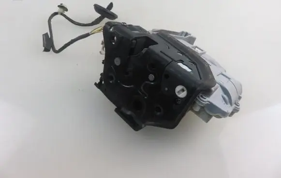 Volkswagen PASSAT B7 Front door lock 3C1837016A
