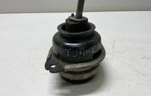 Volkswagen Touareg I Engine mount bracket 7L8199131A