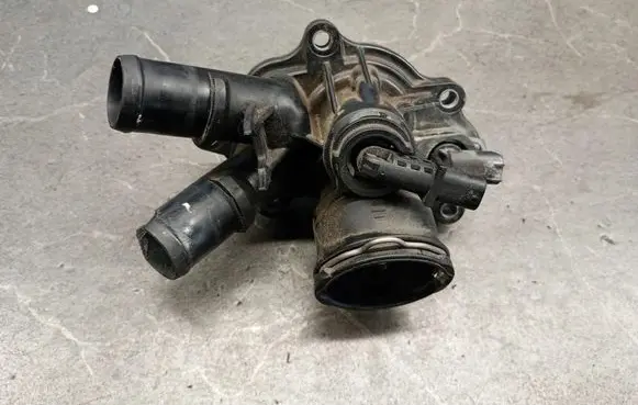Mercedes-Benz C W204 Thermostat housing a2712000315