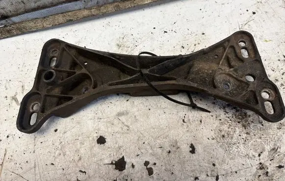BMW 5 E60 E61 Gearbox mounting bracket 676053