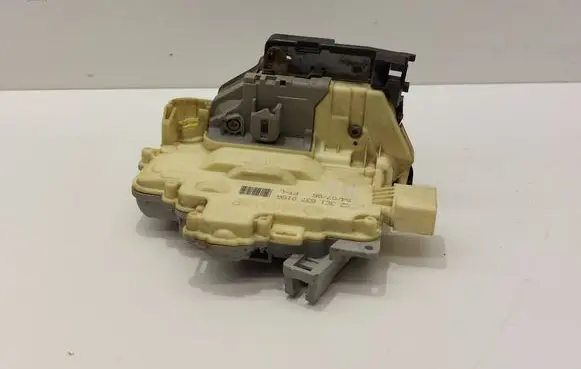 Volkswagen Tiguan Front door lock 3C1837015A