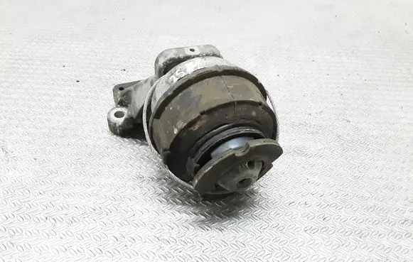 Volvo V70 Engine mount bracket