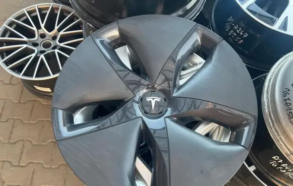 Tesla Model 3 R18 wheel hub/cap/trim 