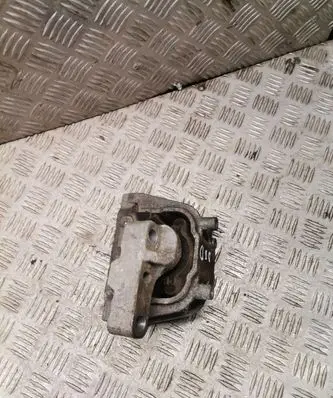 Volkswagen PASSAT B6 Engine mount bracket hm3045m02
