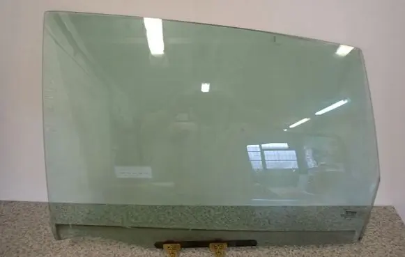Nissan Almera Tino Sliding door window/glass 