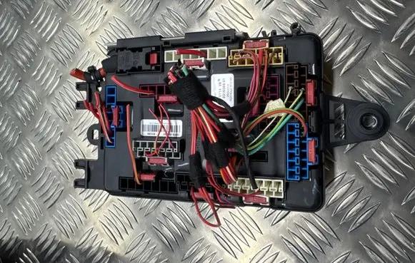 BMW X5 F15 Fuse module 19325000002 25042014 9316569