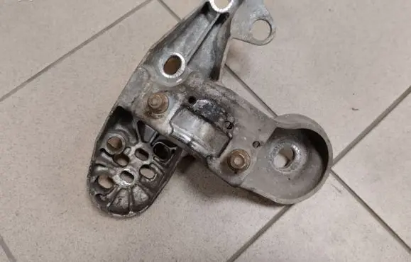 Audi A4 S4 B7 8E 8H Engine mounting bracket 8E0199351M