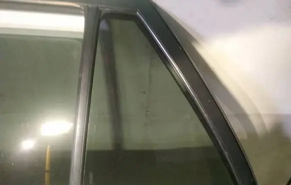 Toyota Avensis T250 Rear vent window glass as3