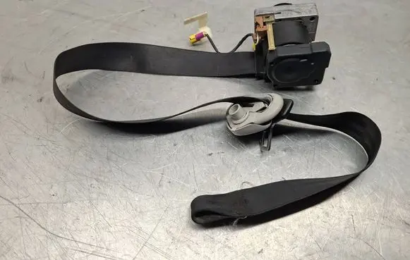 Volkswagen Golf IV Front seatbelt 1J3857706J